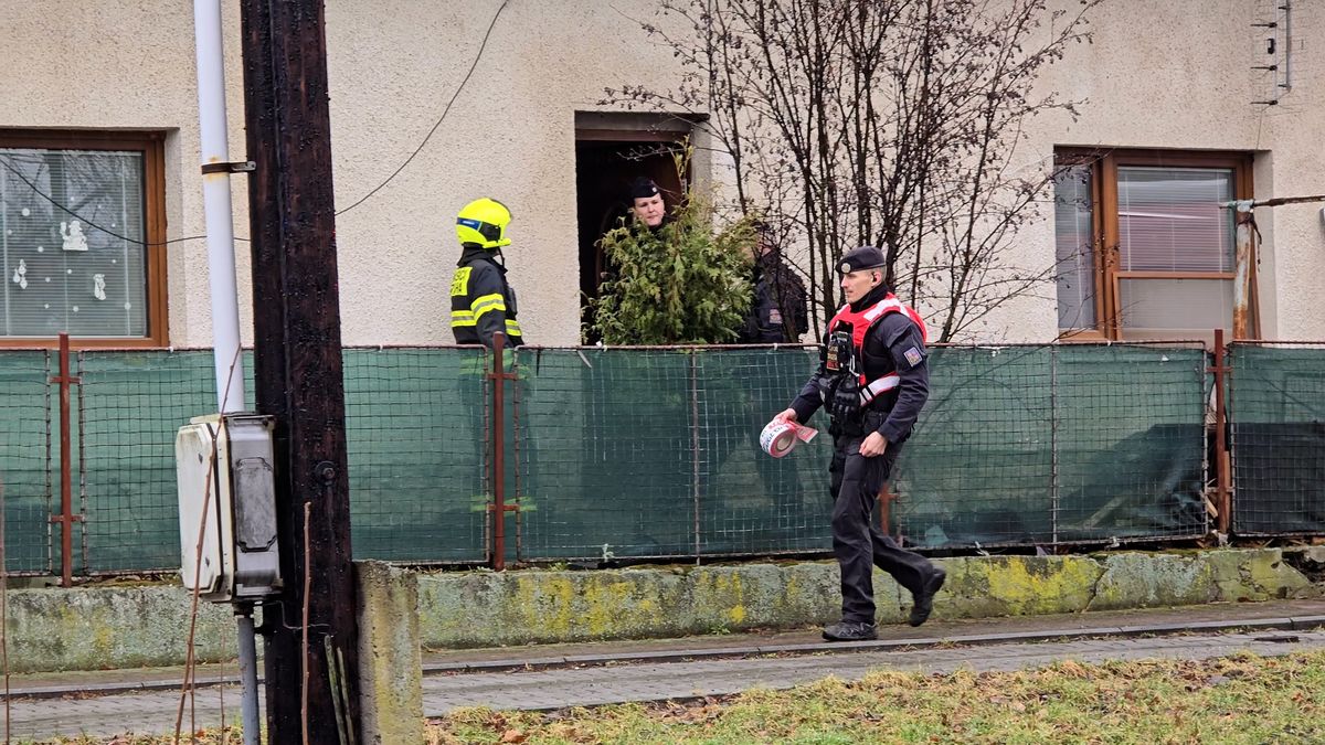 Policie zasahovala v rodinném domě v pražských Kolovratech. Hledala pyrotechniku a chemikálie